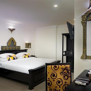 Deluxe Room Bathtub